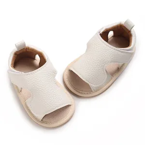 Detail van off-white kunstlederen baby sandalen met zachte zolen voor zomer