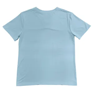 Rückansicht eines hellblauen, schmal geschnittenen Herren-T-Shirts mit V-Ausschnitt