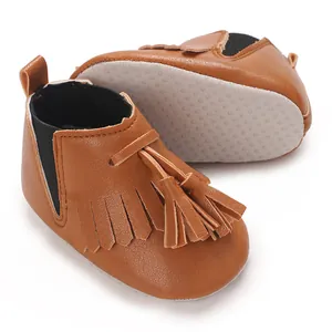 Detailansicht brauner Kunstleder-Babyschuhe mit Fransen und weicher Antirutschsohle