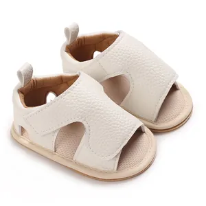 Vue détaillée de sandales bébé en similicuir crème avec semelle souple pour l'apprentissage.