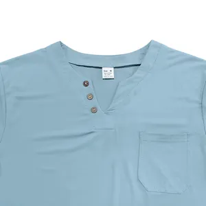 Detailaufnahme eines hellblauen schmal geschnittenen Herren-T-Shirts mit V-Ausschnitt und Knöpfen