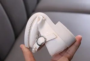 Flexible cremefarbene Mädchen Lackleder Prinzessin Schuhe mit Perlenschnalle Detailansicht