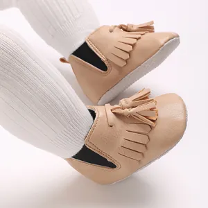 Detailansicht der stilvollen cremefarbenen Lauflernschuhe mit Fransen für Baby-Mädchen
