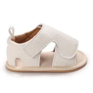 Détail de sandales de marche pour bébé en similicuir blanc avec semelle souple