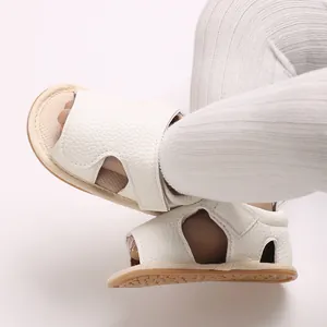 Gros plan sur des sandales pour bébé à semelle souple avec une texture cuir grainé