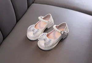 Detailansicht der Prinzessinnenschuhe für Mädchen mit Strassschleife und Perlen.