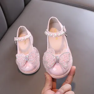 Eleganti scarpe da principessa rosa per bambine con fiocco di strass e cinturino di perle
