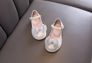 Elegante weiße Mädchen-Prinzessin-Schuhe mit Strass-Schleife und Perlen