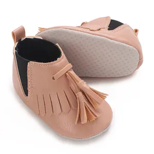 Detailansicht der stylischen rosa Baby-Fransenstiefel mit weicher Anti-Rutsch-Sohle.