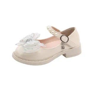Eleganti scarpe da principessa beige per bambina con cinturino di perle e fiocco luccicante