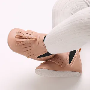 Detailansicht der rosa Baby-Mokassins für Mädchen mit weichen, rutschfesten Stoffsohlen.
