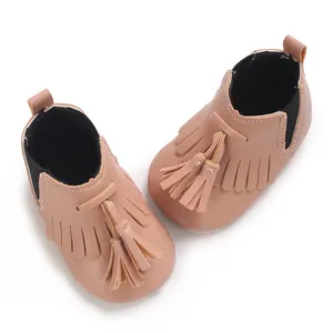 Detailansicht der weichen rosa Babyschuhe mit dekorativen Fransen und Quasten-Design