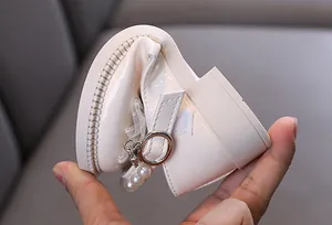 Flexible cremefarbene Lackleder-Prinzessinnenschuhe für Mädchen mit eleganten Perlen