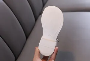 Detailansicht der rutschfesten weißen Gummisohle für Mädchen Prinzessin Tanzschuhe