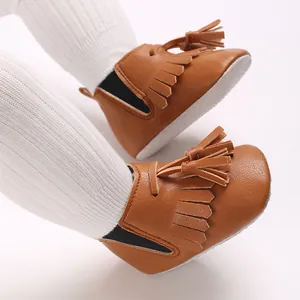 Detailansicht der stylischen braunen Baby-High-Top-Fransenschuhe mit Quasten und weichen Sohlen
