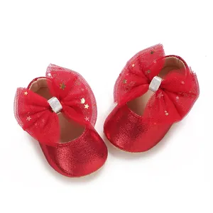 Detail van rode glitter babyschoentjes met grote sterren mesh strik decoratie