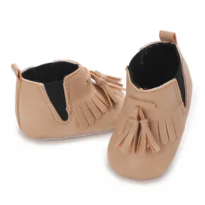 Detailansicht khakifarbener hochgeschnittener Baby-Fransenschuhe mit weicher Stoffsohle