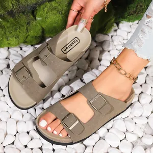 Retro-Sandalen mit Schnallen in Khakibraun auf weißen Kieseln für einen natürlichen Look