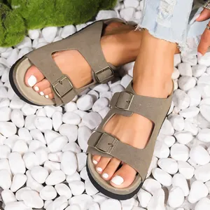 Detailansicht von Damen Retro-Plattform-Sandalen mit Doppelschnalle auf Steinen