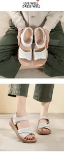 Primer plano de cómodas sandalias de cuero blanco con suelas blandas y velcro ajustable