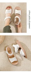 Vista detallada de sandalias de cuero blanco para mujer con diseño de suela suave.