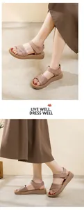 Detalle de sandalias cómodas de cuero para mujer con suela de plataforma suave