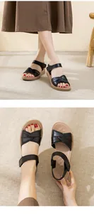 Detailweergave van comfortabele zwarte leren sandalen met zachte beige zool dames