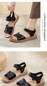 Gedetailleerd overzicht van zwarte leren comfortsandalen met zachte zolen en bandjes