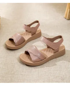 Vista detallada de cómodas sandalias de cuero rosa para mujeres mayores en una estera