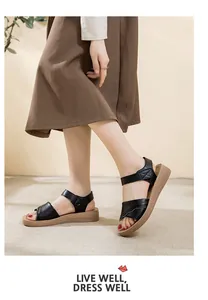Detalle de las cómodas sandalias de cuero negro con una suela de plataforma suave
