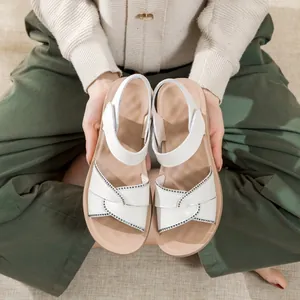Elegante witte echt lederen sandalen voor dames met zachte kussenzolen en stijlvolle studs