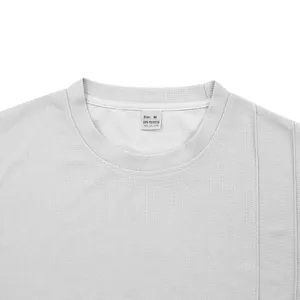 Detail van de ronde hals van een heren T-shirt met maat M en 100% polyester label