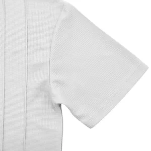 Detail van de ademende witte getextureerde stof en mouwnaden van een heren T-shirt.