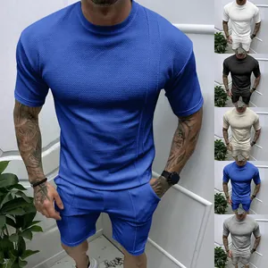 Detail van de blauwe wafelgebreide t-shirt en korte broek set voor heren met kleuren