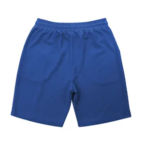 Hoogwaardige detailopname van de blauwe herensportbroek met ademende mesh-stof
