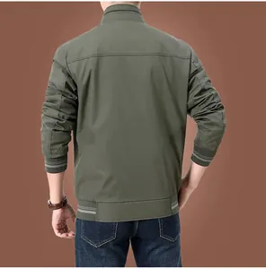 Vista posteriore di una giacca casual da uomo in cotone verde oliva per la mezza stagione