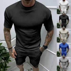 Heren sportset in effen kleur met details van gestructureerd T-shirt en korte broek.