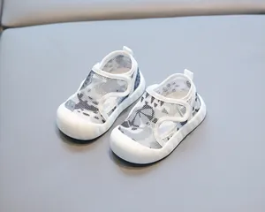 Vue détaillée de sandales en maille respirante pour bébé avec semelles souples antidérapantes