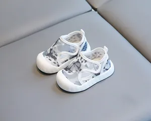 Vue latérale de sandales bébé en mesh respirant avec brides velcro et semelles antidérapantes