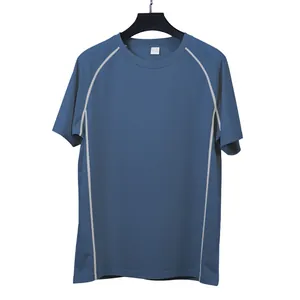 Κοντινό πλάνο μπλε ανδρικού αθλητικού T-shirt με ρεγκλάν μανίκια και αντίθεση ραφών