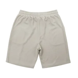 Detailopname van beige heren sportshort gemaakt van ademende mesh-textuur stof