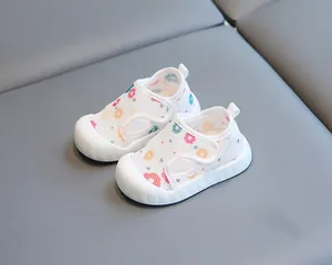 Détail macro de sandales de marche pour bébé en maille respirante avec motif floral coloré