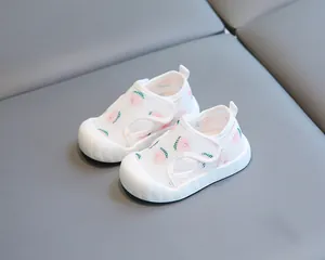 Vue détaillée de sandales en maille pour bébé avec motif de pêche rose adorable