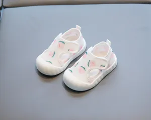 Sandales de marche bébé en maille blanche avec jolis motifs pêche et double scratch