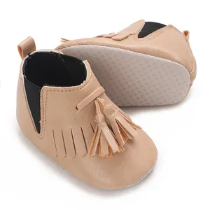 Detailansicht beige Baby-Schuhe mit dekorativen Fransen und weicher, rutschfester Sohle