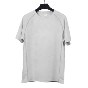 Λεπτομέρεια ενός γκρι αθλητικού t-shirt με μανίκια ρεγκλάν και στρογγυλή λαιμόκοψη