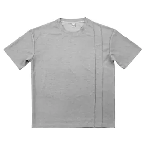 Detailweergave van een grijs T-shirt met korte mouwen en verticale siernaden