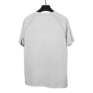 Πίσω όψη ανδρικού γκρι αθλητικού t-shirt με την λεπτομέρεια στα μανίκια ρεγκλάν