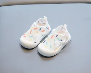 Détail de sandales de marche pour bébé en maille blanche respirante à motifs colorés
