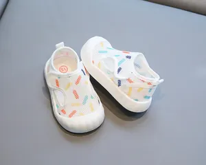 Vue détaillée de sandales en maille respirante pour bébé avec des motifs colorés et semelles souples